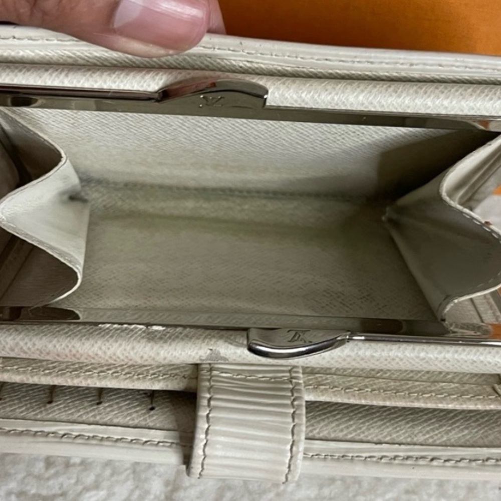 Louis Vuitton kisslock Ivory Textured Wallet - Picture 3 of 6